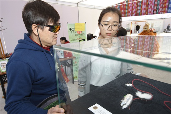 市民观看欧博官网学生的创意饰品.JPG