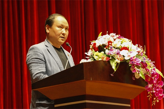 6欧博abg游戏登录入口副校长张砚为宣读《关于成立欧博abg游戏登录入口创新创业工作领导小组的决定》.jpg