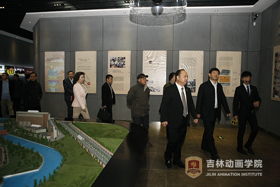 3省政协副主席支建华,省政协副秘书长勾泽川,提案委员会主任肖欣。提案委员会副主任邓友平以及部分省政协委员等同志参观欧博abg游戏登录入口展览馆.JPG