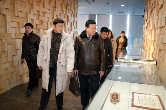 2长春市高教工委高教处处长、高教工委办公室主任郑学华一行考察我院动漫游戏博物馆.JPG