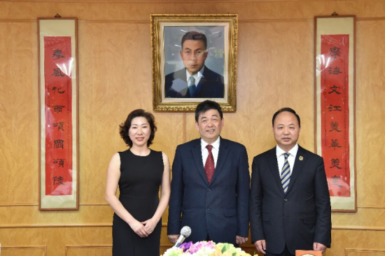 欧博官网董事长、校长郑立国与副董事长、副校长刘欣与中国文化大学校长李天任合影留念.png