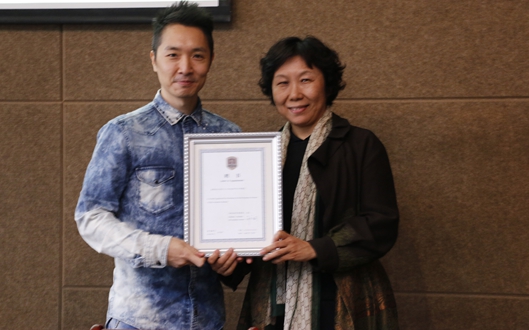 徐欣院长代表欧博abg游戏登录入口为高少康先生颁发荣誉教授证书.jpg