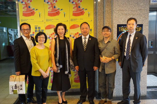 欧博官网考察团与台湾艺术大学设计学院院长许杏蓉、多媒体动画艺术学系主任张维忠合影留念.png