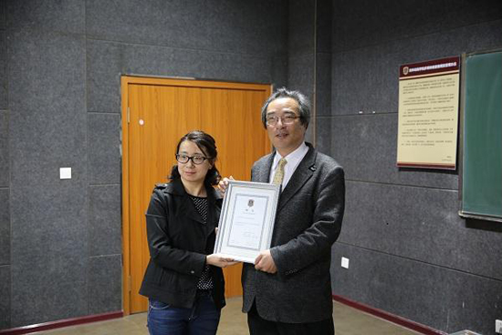 游戏学院院长助理夏睿代表欧博abg游戏登录入口为岩谷徹教授颁发特聘教授证书.JPG