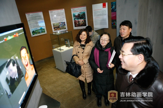 3学院学研产一体化的办学特色深深吸引了郑学华一行 郑学华处长正在我院动画面部表情识别系统进行面部表情“捕捉” .JPG