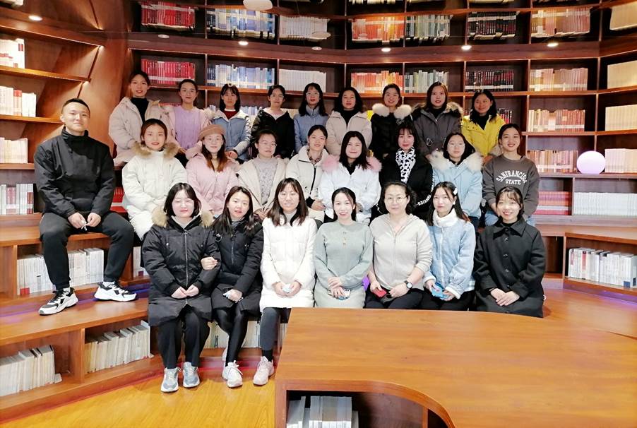 一群人站在木桌子前描述已自动生成