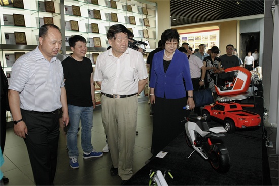 8调研组参观欧博官网学生优秀工业设计作品.jpg