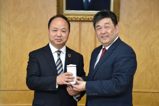 两校校长互赠纪念品.png