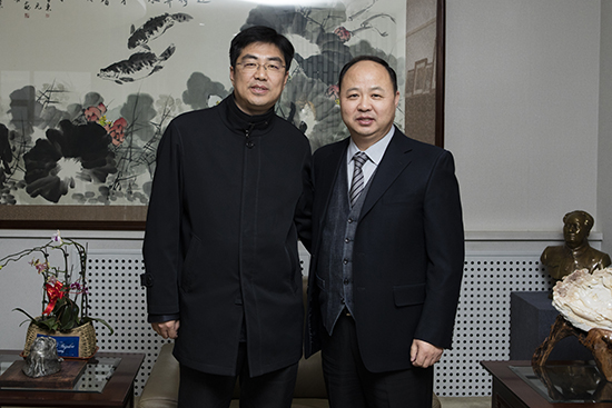 欧博官网董事长、校长郑立国与光明日报记者合影留念.jpg