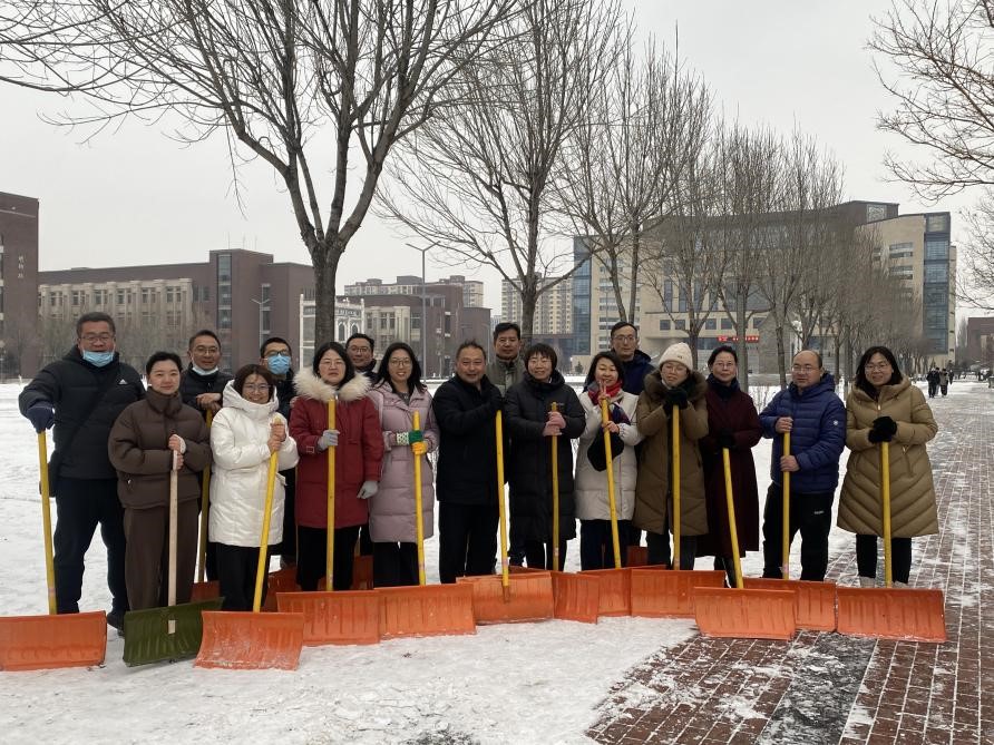 2023年教工第二党支部除雪活动
