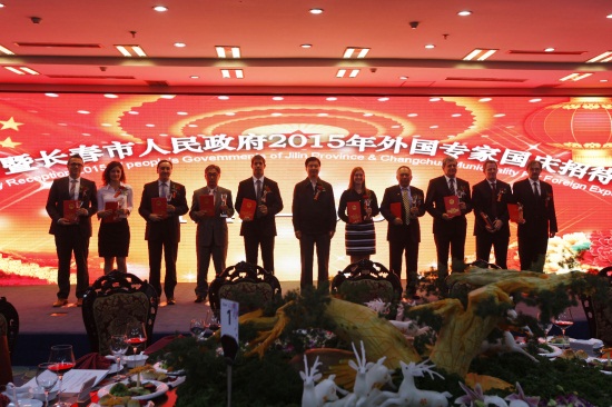 欧博官网高级工程师乔瓦尼先生与其他获奖专家上台领奖.jpg