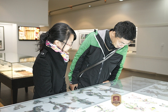 7媒体记者认真参观欧博abg游戏登录入口展品.JPG