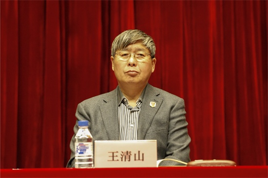 3欧博abg游戏登录入口党委书记王清山宣读《关于成立欧博abg游戏登录入口创新创业中心的决定》.jpg